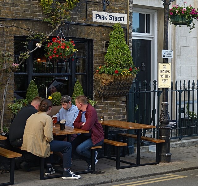 Pubs to Save £1,650 Each as Chancellor Unveils Business Rates Cut and World Cup Late Opening