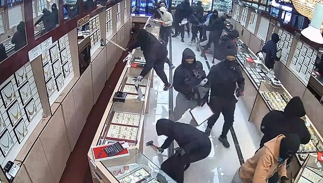 Watch Terryfiyng Moment Masked Gang Raids California Jewellers in 70 Seconds, Stealing $1.7 Million in Brazen Daylight Heist